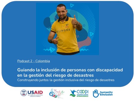Persona con discapacidad sonrie mientras mira frente a la camara, hace un movimiento de aprobación con su mano izquierda, un gesto de positivismo.