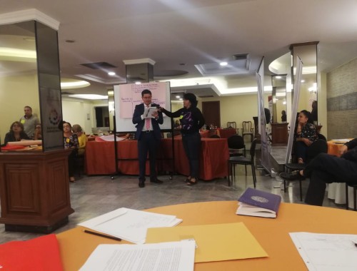Representante exponiendo ante un grupo de ayuda para abordar el estrés posdesastre en Ecuador.