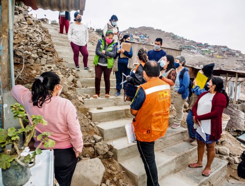 Vecinos y vecinas de la comunidad Cerrito La Libertad en Puente Piedra con especialistas de la sub Gerencia de GRD de la Municipalidad de Puente Piedra analizando  en la zona de riesgo.