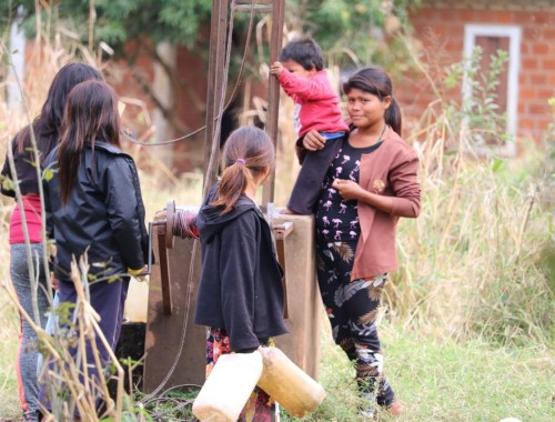 Mujer indígena con su hijo jugando en una comunidad de San Pedro en Paraguay.