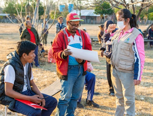 Equipo de COOPI trabajando con la comunidad Castilla en Alta Paraguay