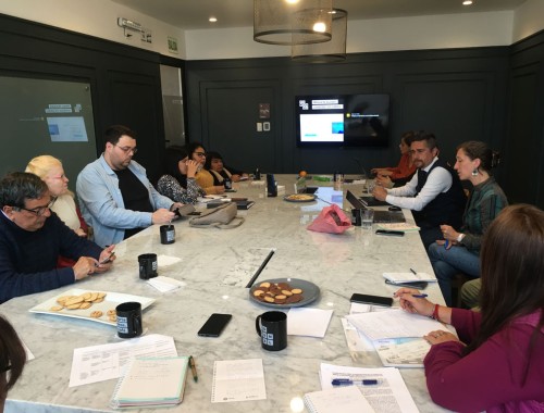 Miembros, hombres y mujeres, del subgrupo GIRD participando en una mesa de trabajo para impulsar el enfoque de inclusión en la GRD.