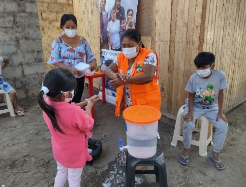 Lideresas Comunitarias Diana Aguilar García y Magna Bernabé de Galicia, realizando la sesión del correcto lavado de manos con los niños y niñas de la comunidad de Zaraque.