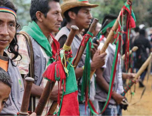 Miembros de la comunidad indígena nasa con vestimentas tradicionales participan de una actividad de gestión del riesgo de desastres.
